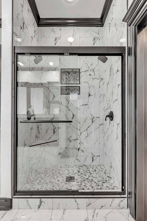 Combined shower/bathtub, jetted bath, hair dryer, towels - Spacious, newly remodeled home near I-35 in Edmond (Edmond)