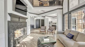 TV connectée, cheminée, console de jeux vidéo, lecteur de DVD