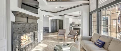 Smart TV, chimenea, consola de videojuegos y reproductor de DVD