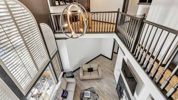 TV connectée, cheminée, console de jeux vidéo, lecteur de DVD