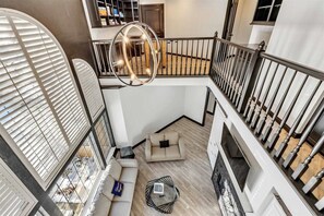 Smart-TV, Kamin, Videospielkonsole, DVD-Player