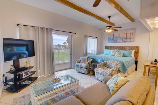 Tabla de planchar con plancha, wifi gratis y ropa de cama 