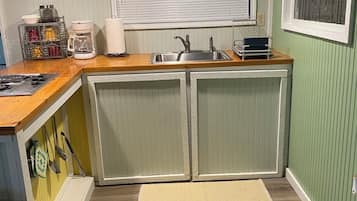 Geladeira, micro-ondas, cooktop, cafeteira/chaleira
