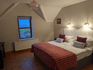 3 soverom, skrivebord, strykejern/-brett og reiseseng for barn