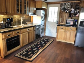 Fridge, microwave, oven, stovetop - Lakefront Cabin, Finnish Sauna, Kayaks, Dock, Hot Tub, Gardens - OWLS NEST, DCL (Oakland)