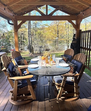 Outdoor dining - Lakefront Cabin: Kayaks, Hot Tub, Sauna, Dock & Fishing, Owls Nest, Deep Creek (Oakland)