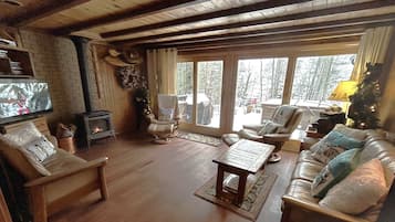 TV connectée, jeux vidéo, lecteur de DVD, livres