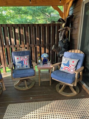 Terrace/patio - Lakefront Cabin, Finnish Sauna, Kayaks, Dock, Hot Tub, Gardens - OWLS NEST, DCL (Oakland)