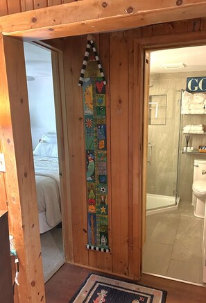 2 bedrooms, iron/ironing board, free WiFi, bed sheets - Lakefront Cabin, Finnish Sauna, Kayaks, Dock, Hot Tub, Gardens - OWLS NEST, DCL (Oakland)