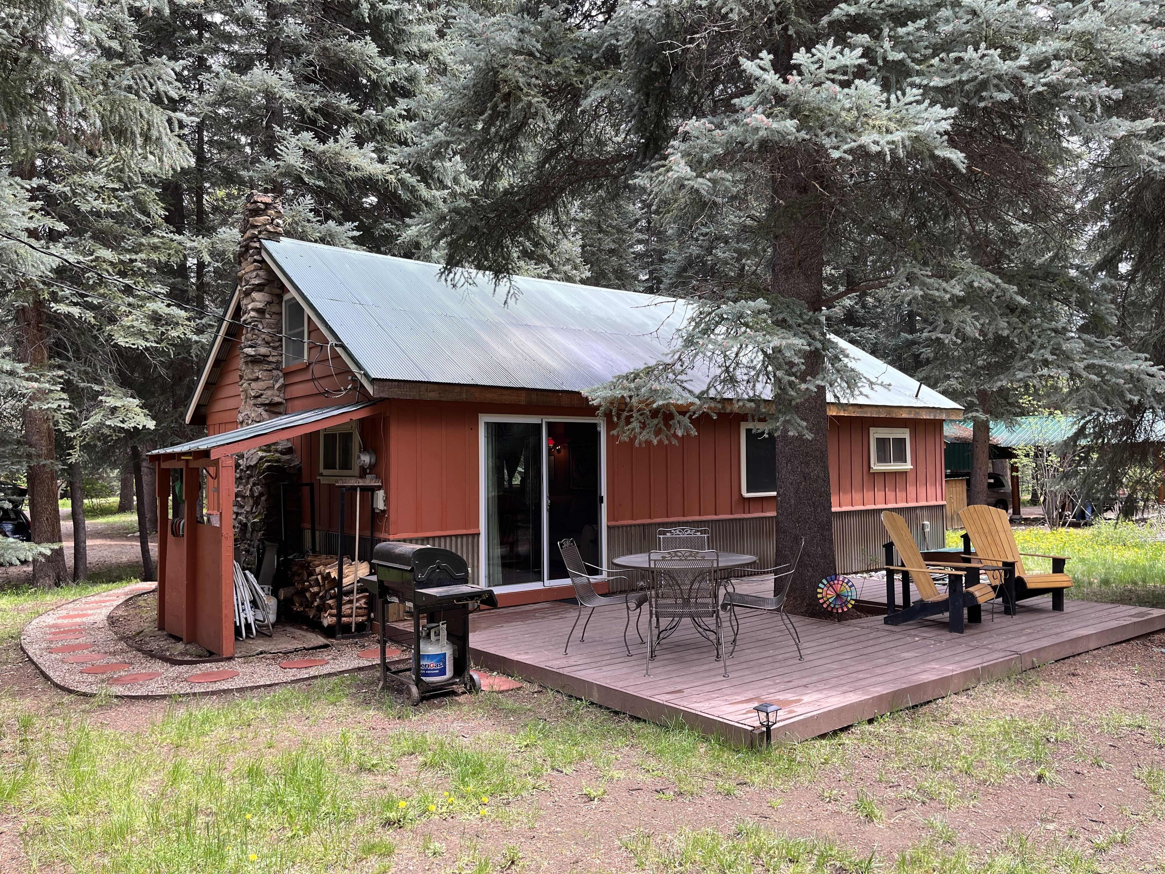Mountain Retreat! Vintage Creekside Cabin.