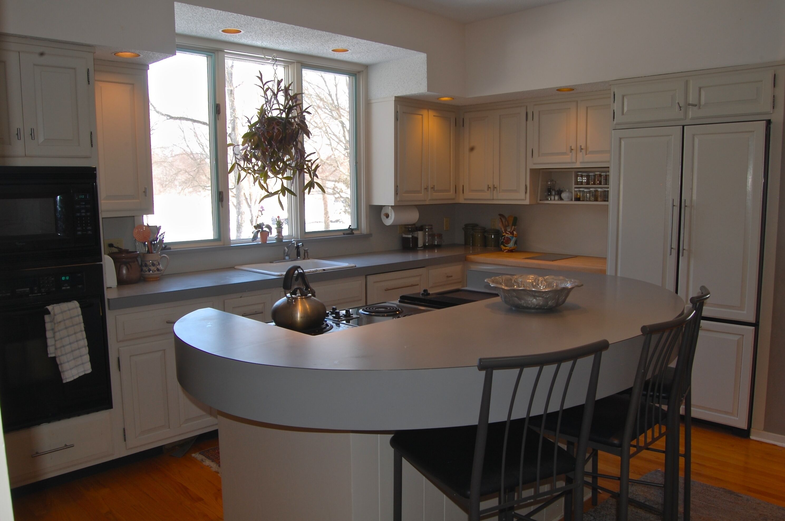 Water's Edge: Fun, Style, Comfort and Location!