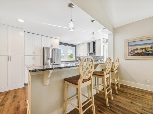 ثلاجة، ميكروويف، فرن، غسالة أطباق