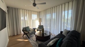 Smart TV, fireplace, DVD player, table tennis