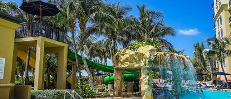 Alberca al aire libre y alberca climatizada