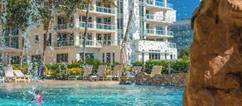 På stranden med full strand service, spa, restauranter, barer og ren avslapning