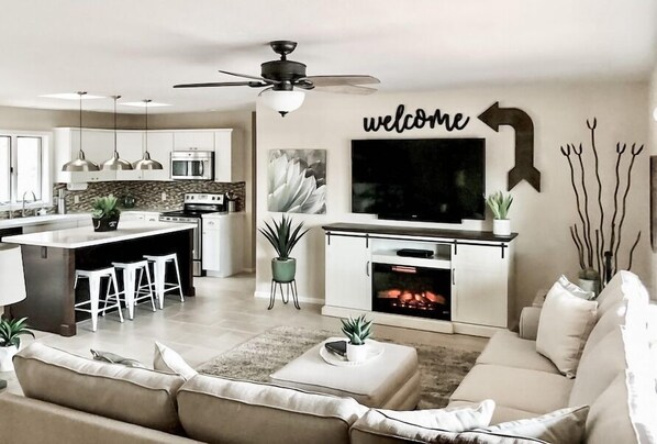 Smart TV, fireplace, DVD player, books - Charmer by the Chapel       VIEWS • HOT TUB • FIRE PIT (Sedona)