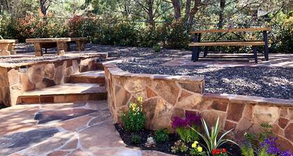 Charmer by the Chapel VIEWS • HOT TUB • FIRE PIT