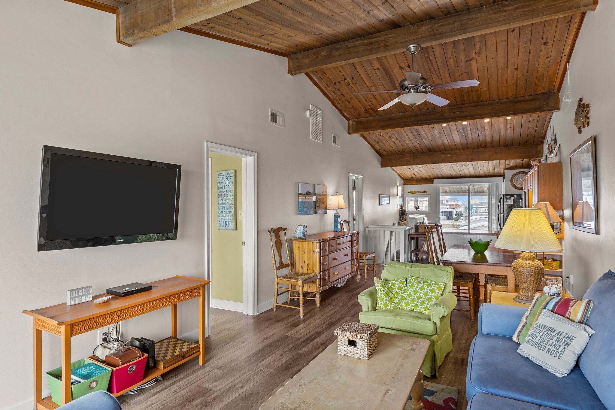 Barefoot Bungalow Just walking minutes from the beach