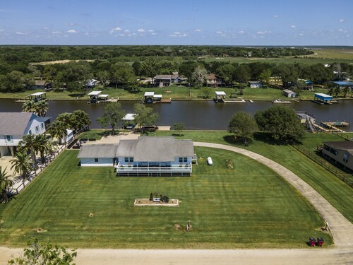 "THE TEXICAN" - Beautiful, Waterfront Home on Caney Creek