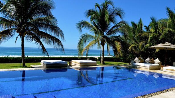 A swimming pool with lounge chairs and a view of the ocean. - ...casaemelina-puertoescondido...contact us for a deal !
25m Pool, huge property (Puerto Escondido)