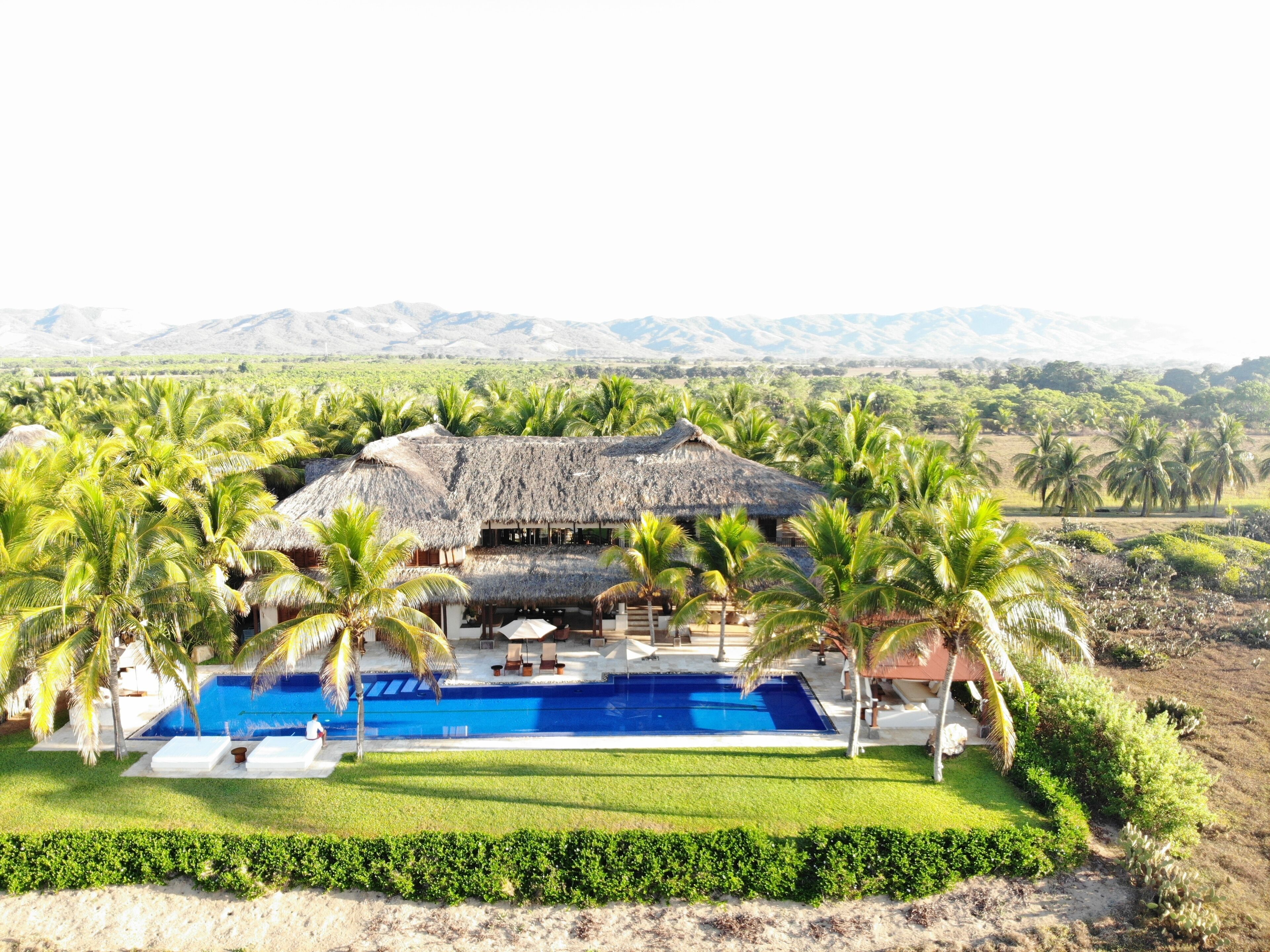 Huge Luxury Oceanfront Estate in Paradise 25m privat Pool.Best Location