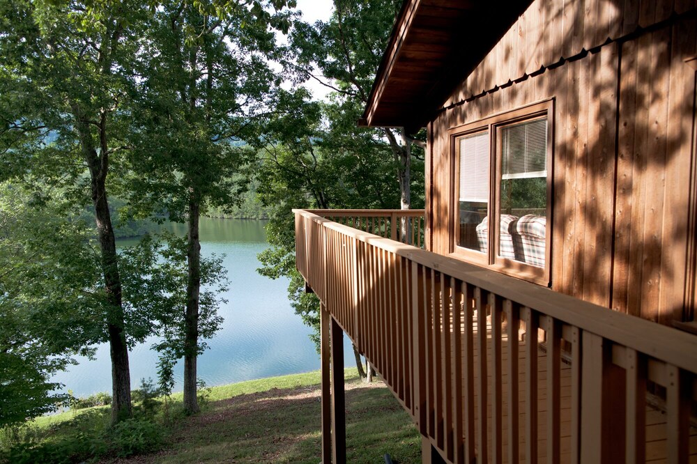 Cabin#3 Smith Mtn Lake. Views/Waterfront/Pet Free/No wake cove/Dock