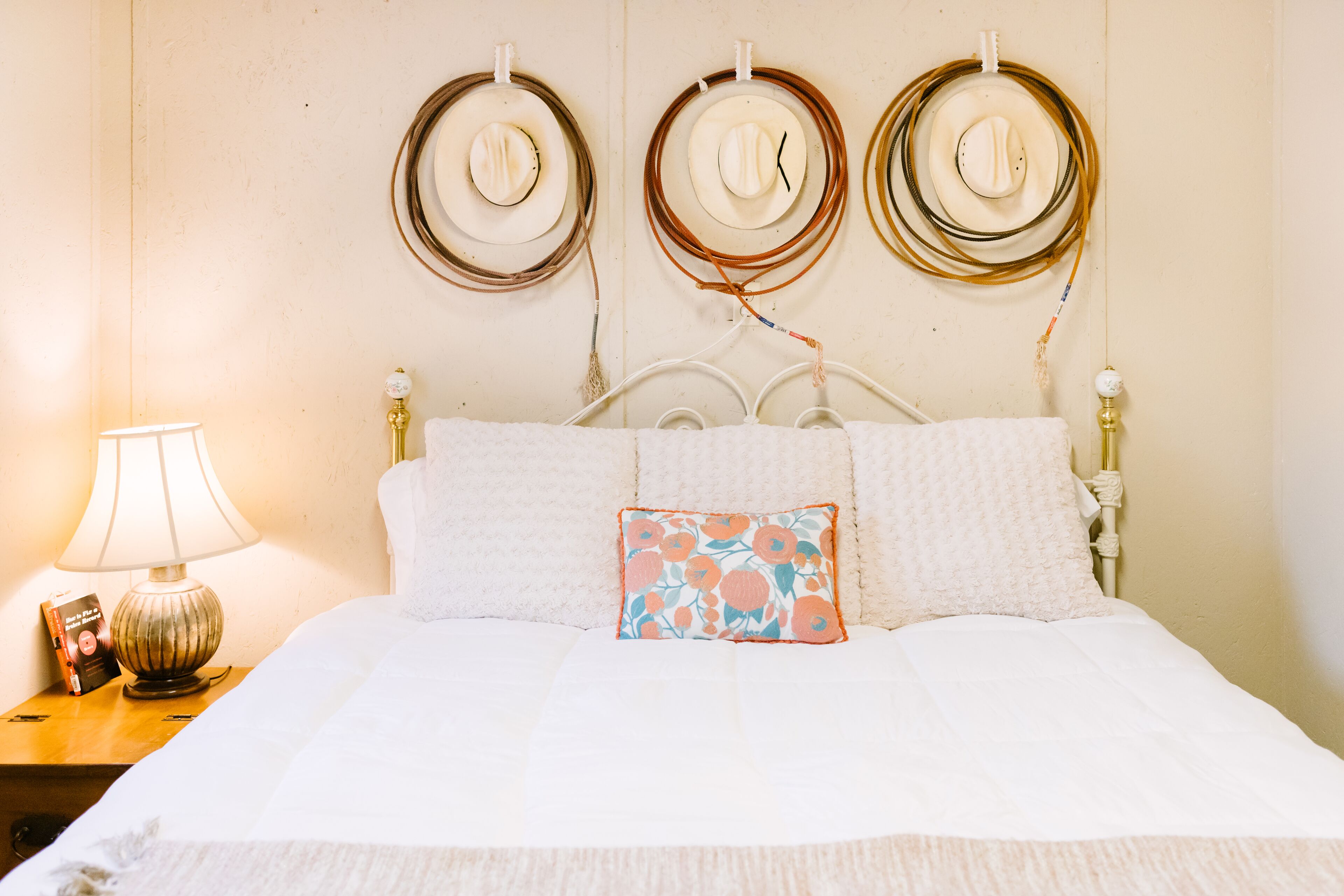 Thelma Cottage: Charming & Cozy 2 bedroom 2.6 miles from The Frio River