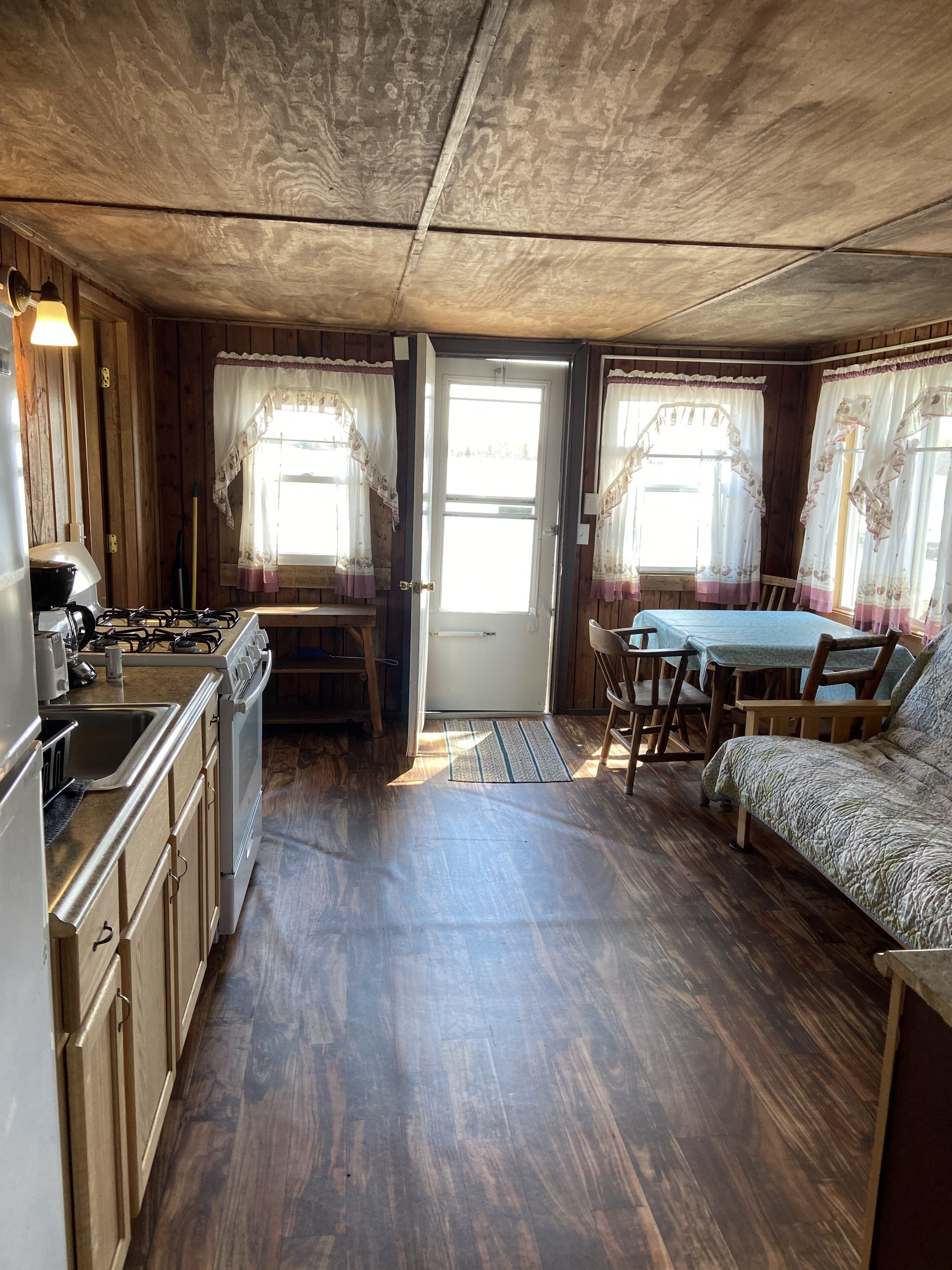 Comfy and cozy cabin #3 on the water's edge, sleeps 4.