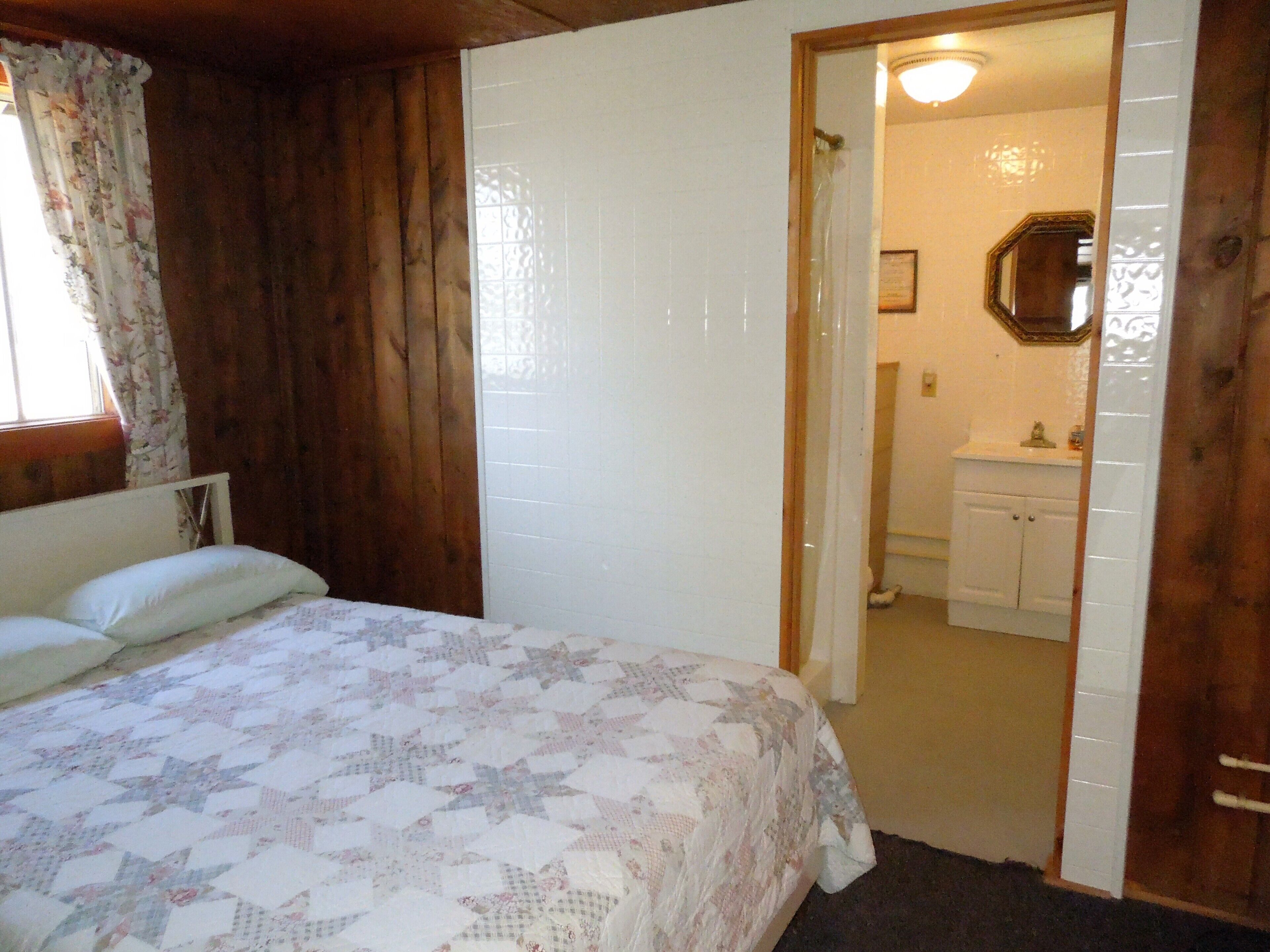 Comfy and cozy cabin #3 on the water's edge, sleeps 4.