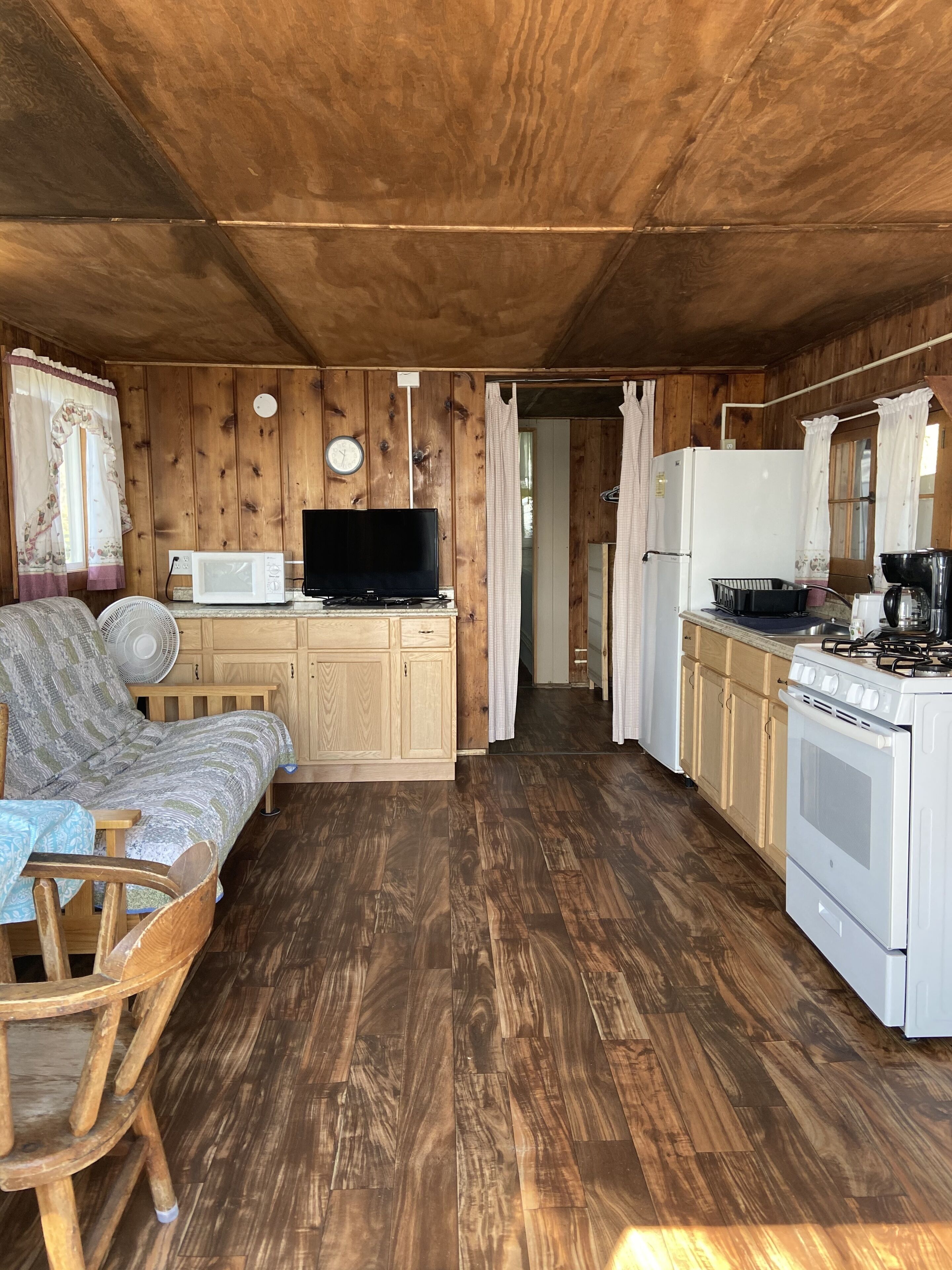 Comfy and cozy cabin #3 on the water's edge, sleeps 4.