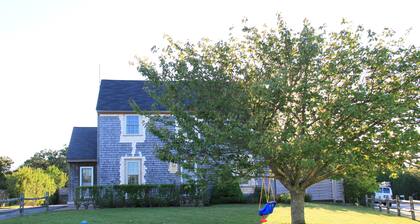 SONNIGE zweite Etage 1BD, 2BT Wohnung