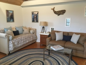 Smart TV, books - SUNNY second floor 2BD, 2BT  (Nantucket)