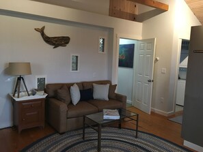 Smart TV, books - SUNNY second floor 2BD, 2BT  (Nantucket)