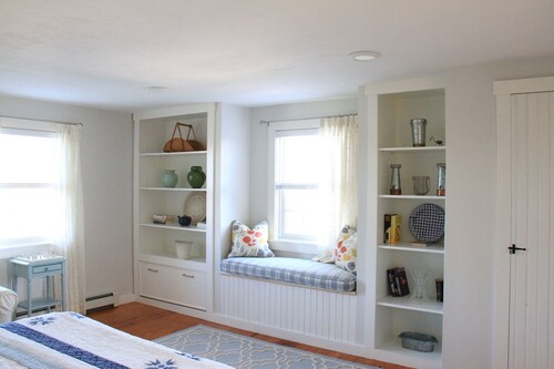 SONNIGE zweite Etage 1BD, 2BT Wohnung