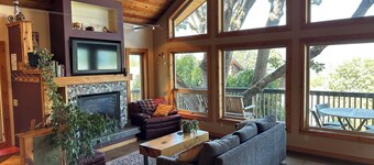 Columbia Tree House - Downtown Hood River with Big View and Fenced Yard