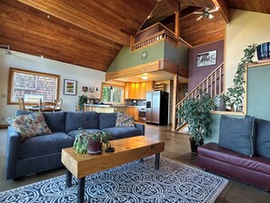 TV, fireplace, DVD player, books - Columbia Tree House - Downtown Hood River with Big View and Fenced Yard (Hood River)