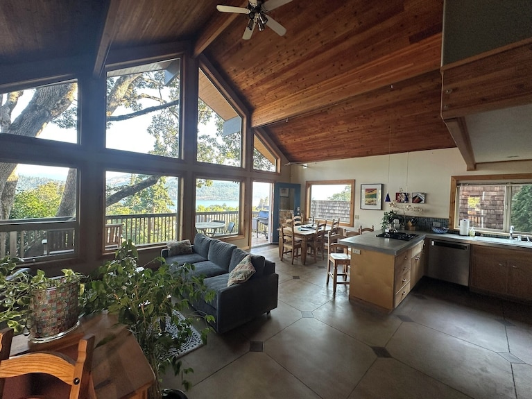 Columbia Tree House - Downtown Hood River With Big View And Fenced Yard - Hood River, OR