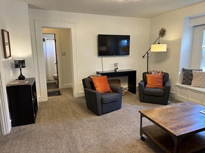 Een smart-tv, een dvd-speler en boeken