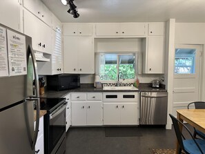 Een koelkast, een magnetron, een oven, een kookplaat