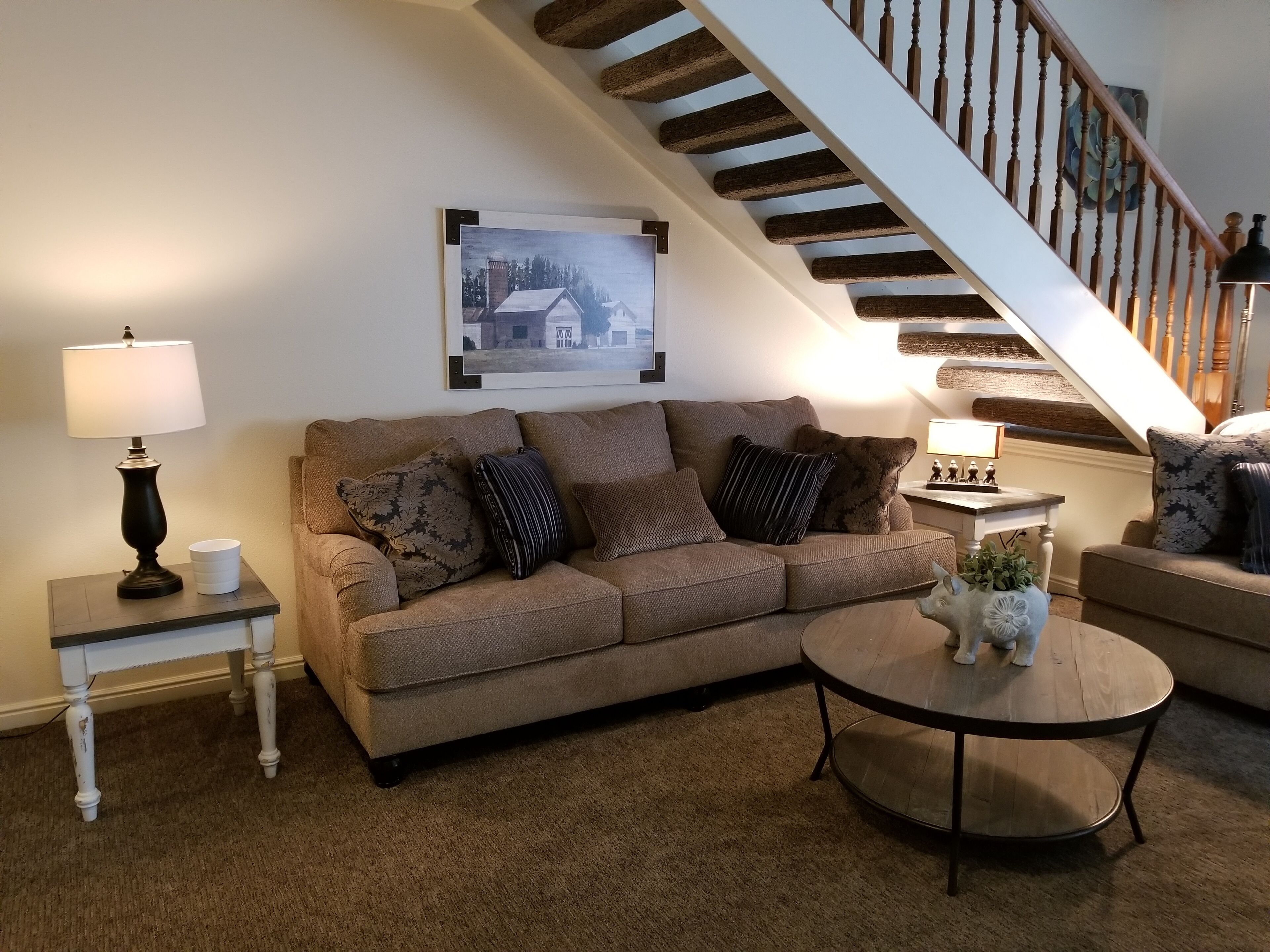 Modern Deluxe 2-story condo newly furnished