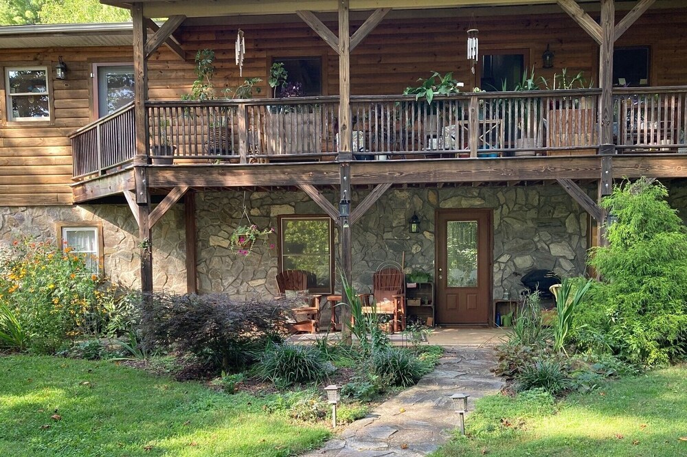 The perfect country get away only 15 minutes to downtown Asheville.