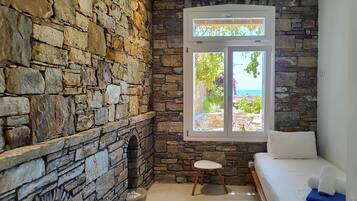 2 bedrooms, in-room safe, desk, iron/ironing board