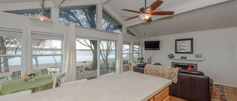 Private kitchen | Fridge, microwave, oven, stovetop