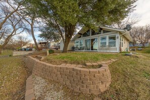 Exterior -  WaterFront Rentals Lake Lewisville- Lake Houses near each other (Frisco)