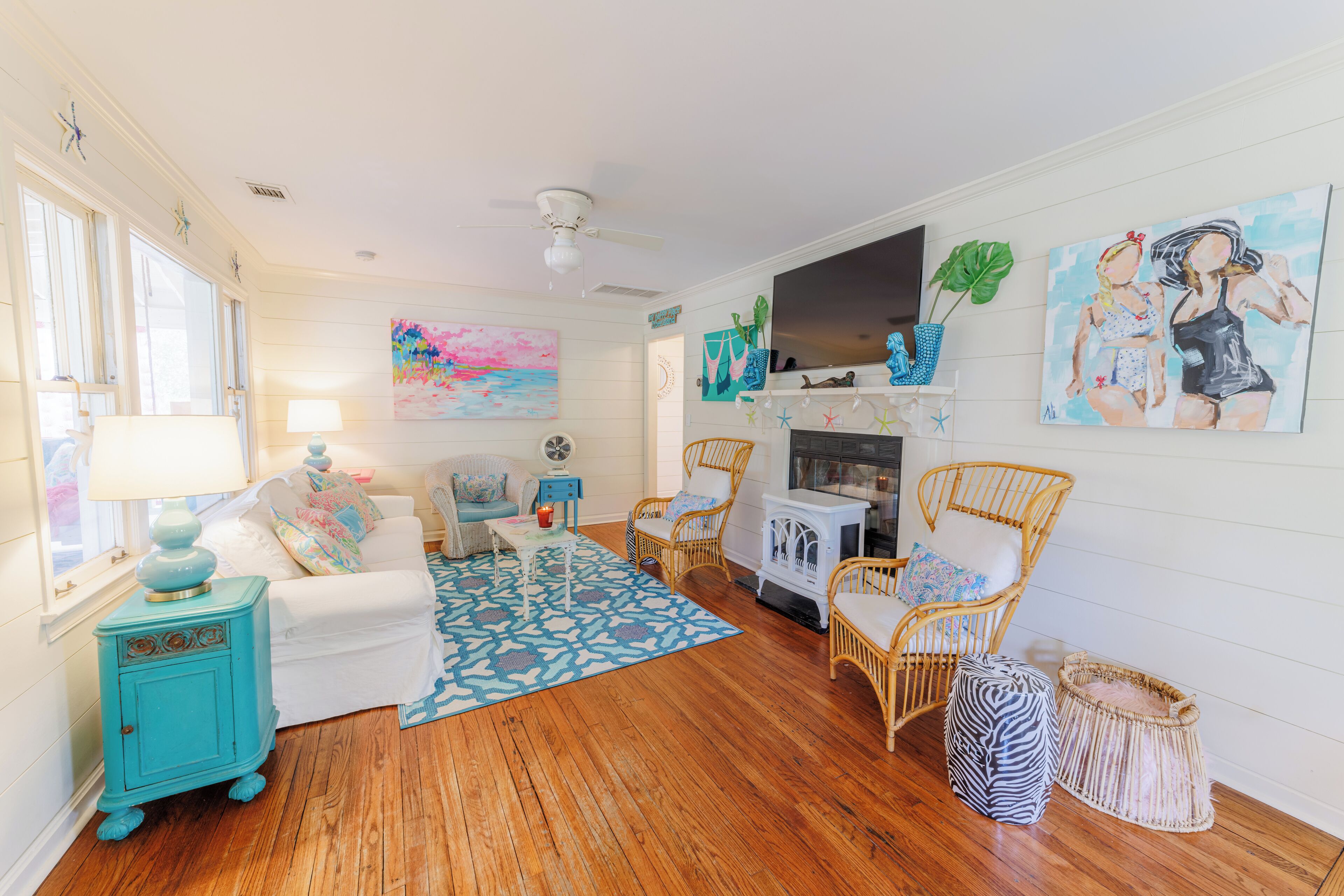 Smart TV, fireplace, ping pong, books