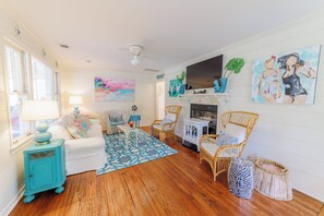 TV connectée, cheminée, table de tennis de table, livres