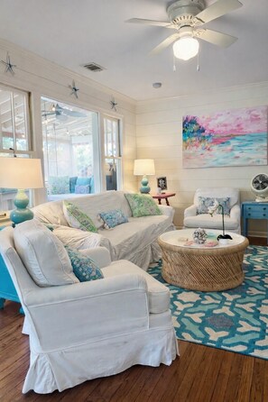 Älytelevisio, takka, pöytätennispöytä, kirjoja