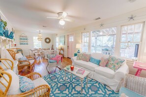 TV connectée, cheminée, table de tennis de table, livres