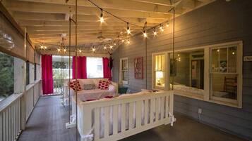 3 bedrooms, desk, iron/ironing board, travel crib