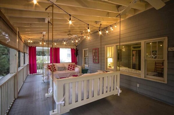 3 habitaciones, escritorio y tabla de planchar con plancha 